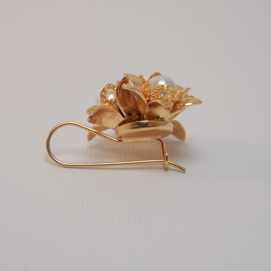 Eleganza Barocca: Orecchini a Tre Fiori con Perle d'Imitazione