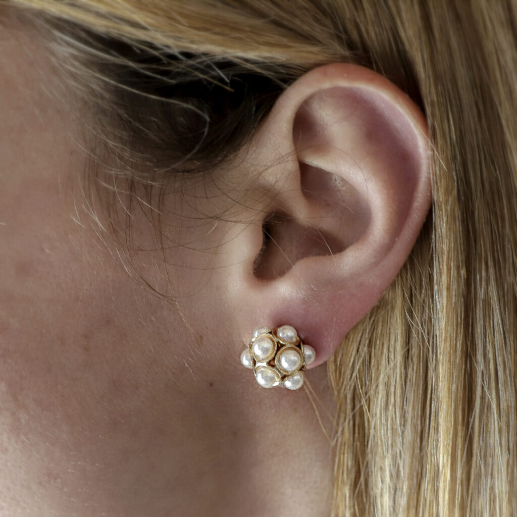 Eleganza vintage: Orecchini Liberty con perle d'imitazione