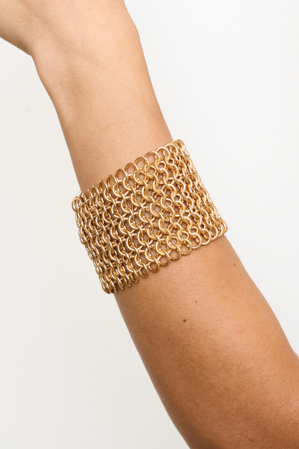 Bracciale manchette dorato artigianale: un gioiello vintage rivisitato