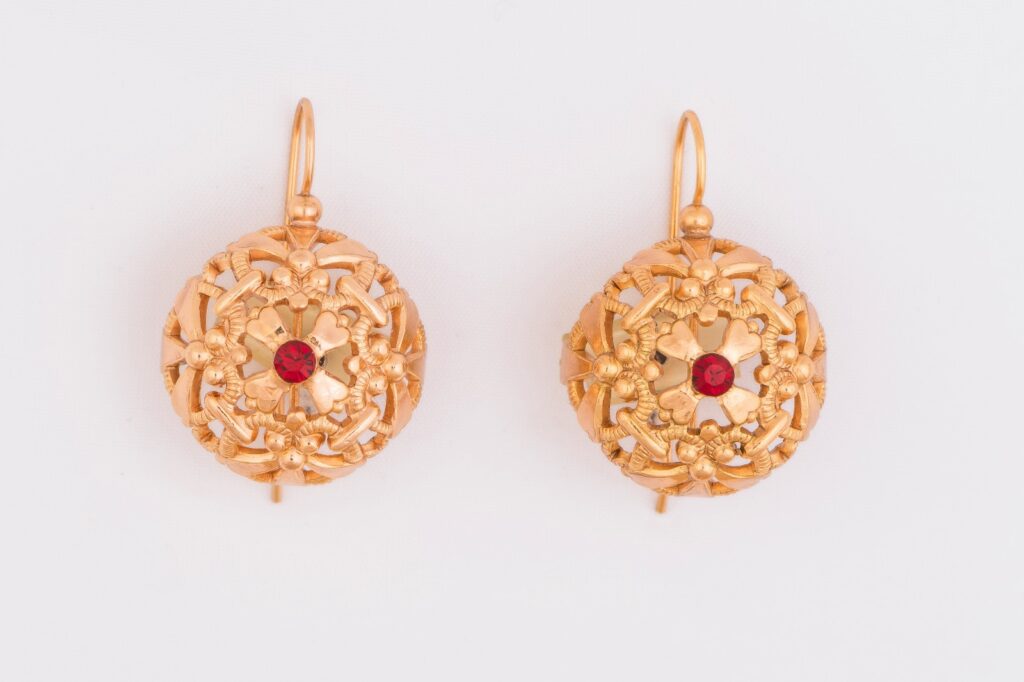 Flower earrings with red crystals