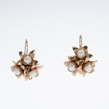 Eleganza Barocca: Orecchini a Tre Fiori con Perle d'Imitazione