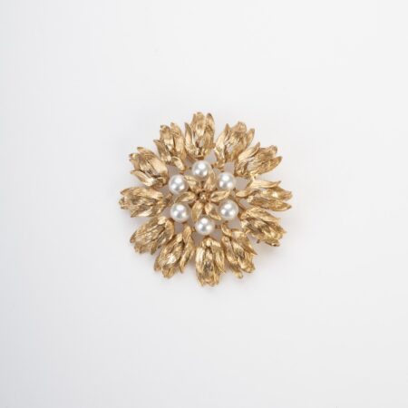 Petali d'Oro Antico: La Spilla Fiorita di Emozioni Senza Tempo