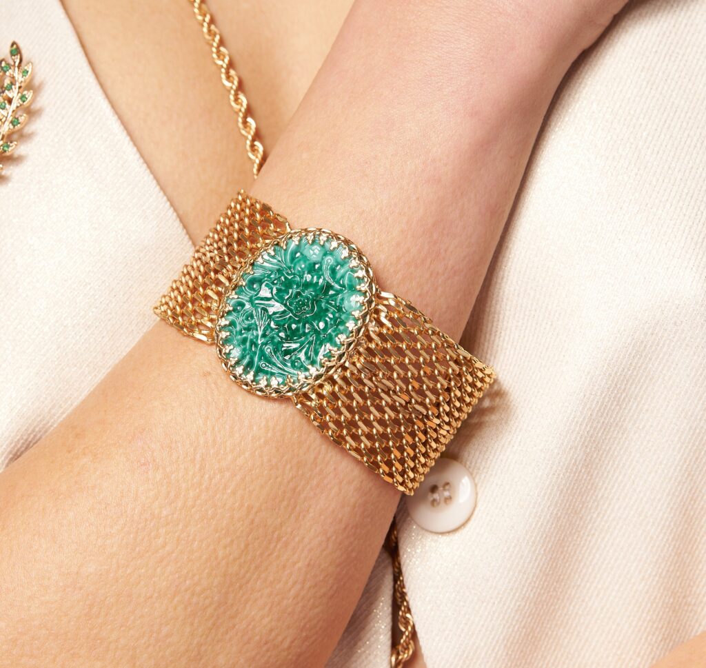 Bracciale a fascia con medaglione