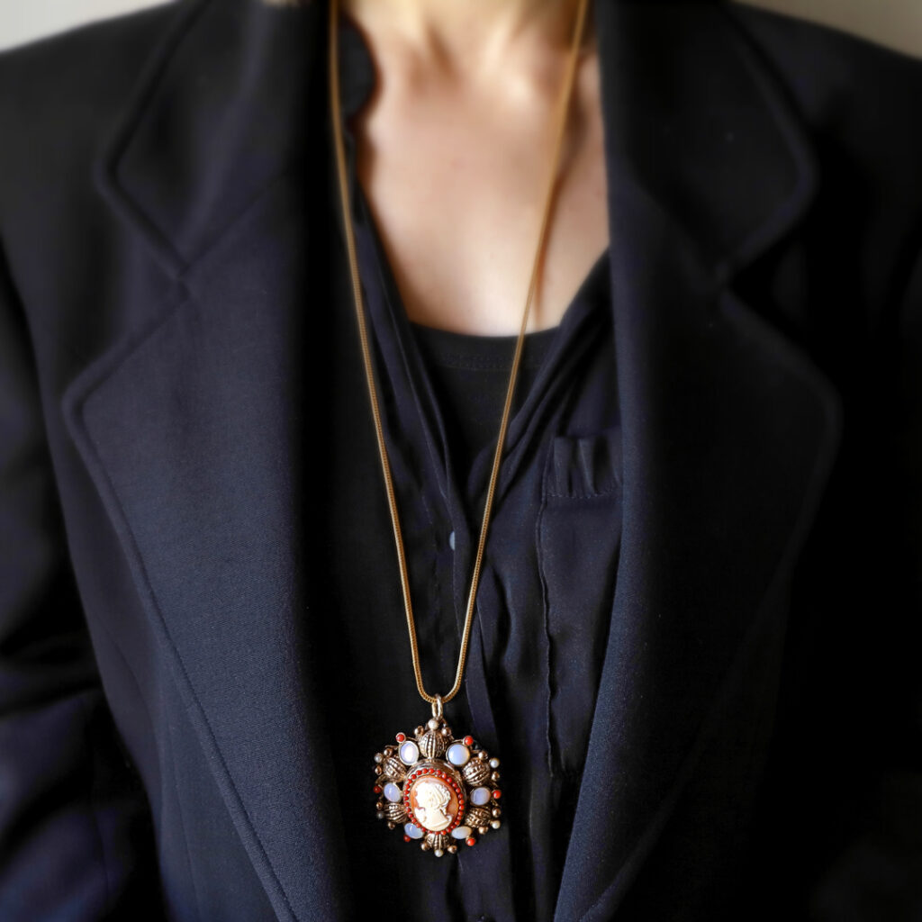 Spilla cammeo in stile vintage con corallo