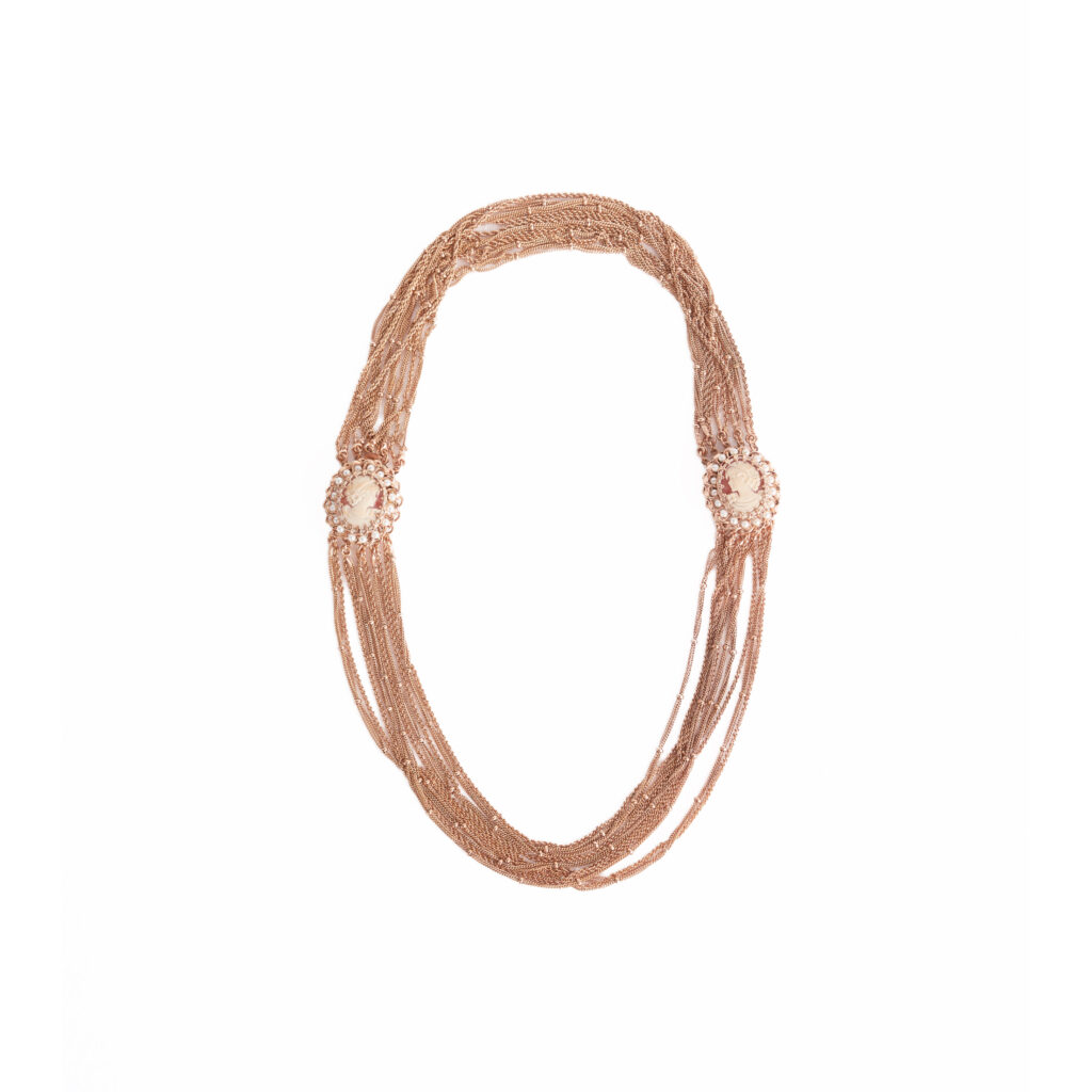 Eleganza classica: Collana multifilo con cammei in stile vintage