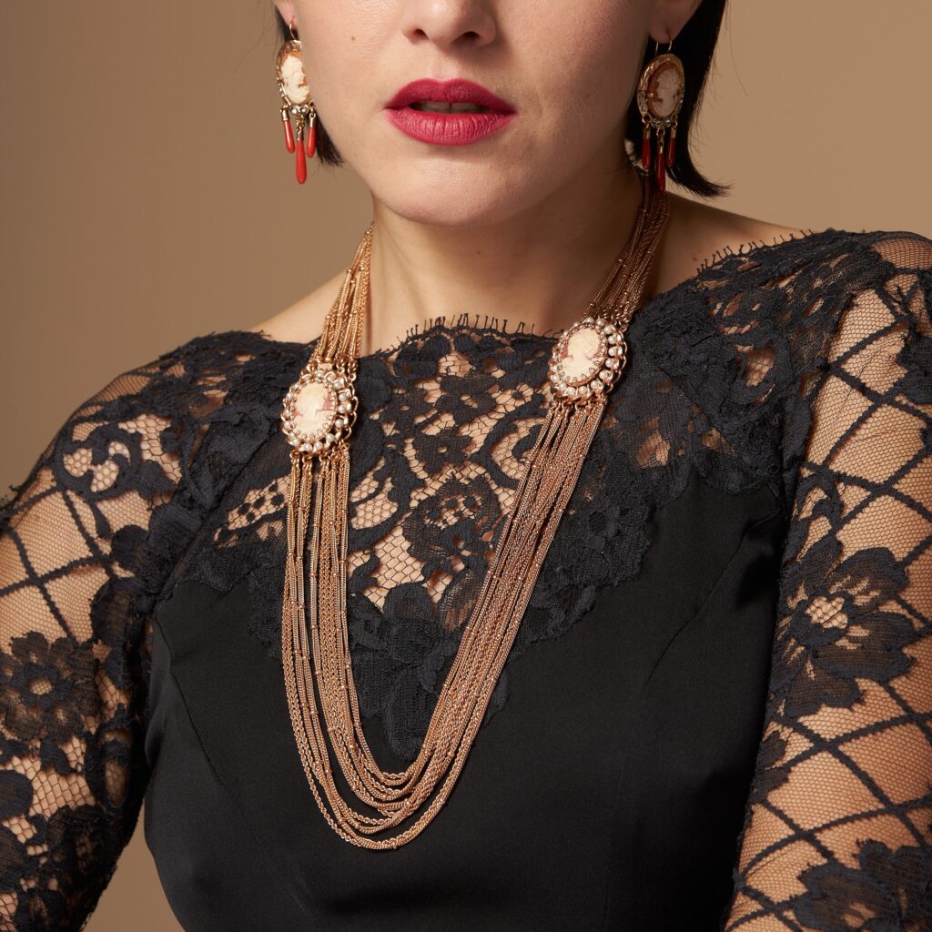 Eleganza classica: Collana multifilo con cammei in stile vintage