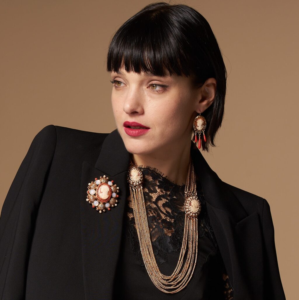 Eleganza classica: Collana multifilo con cammei in stile vintage