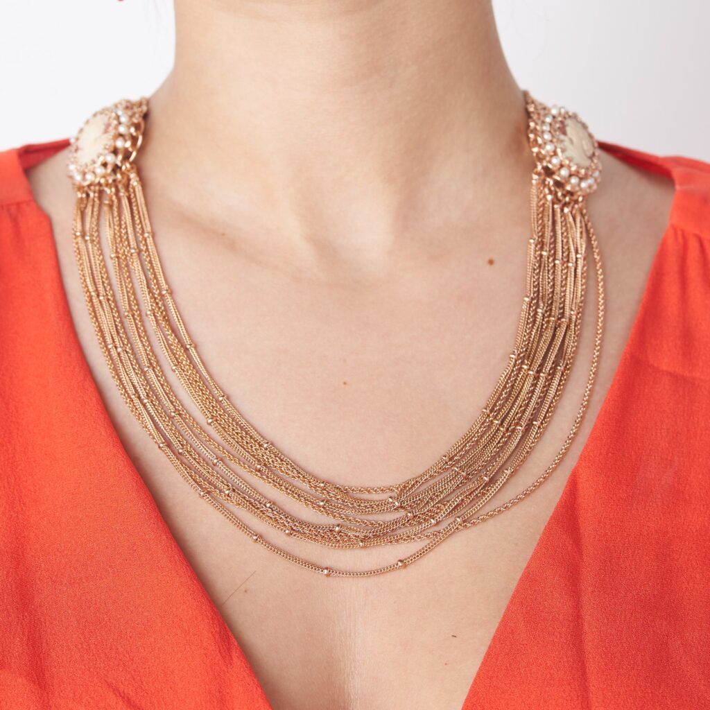 Eleganza classica: Collana multifilo con cammei in stile vintage
