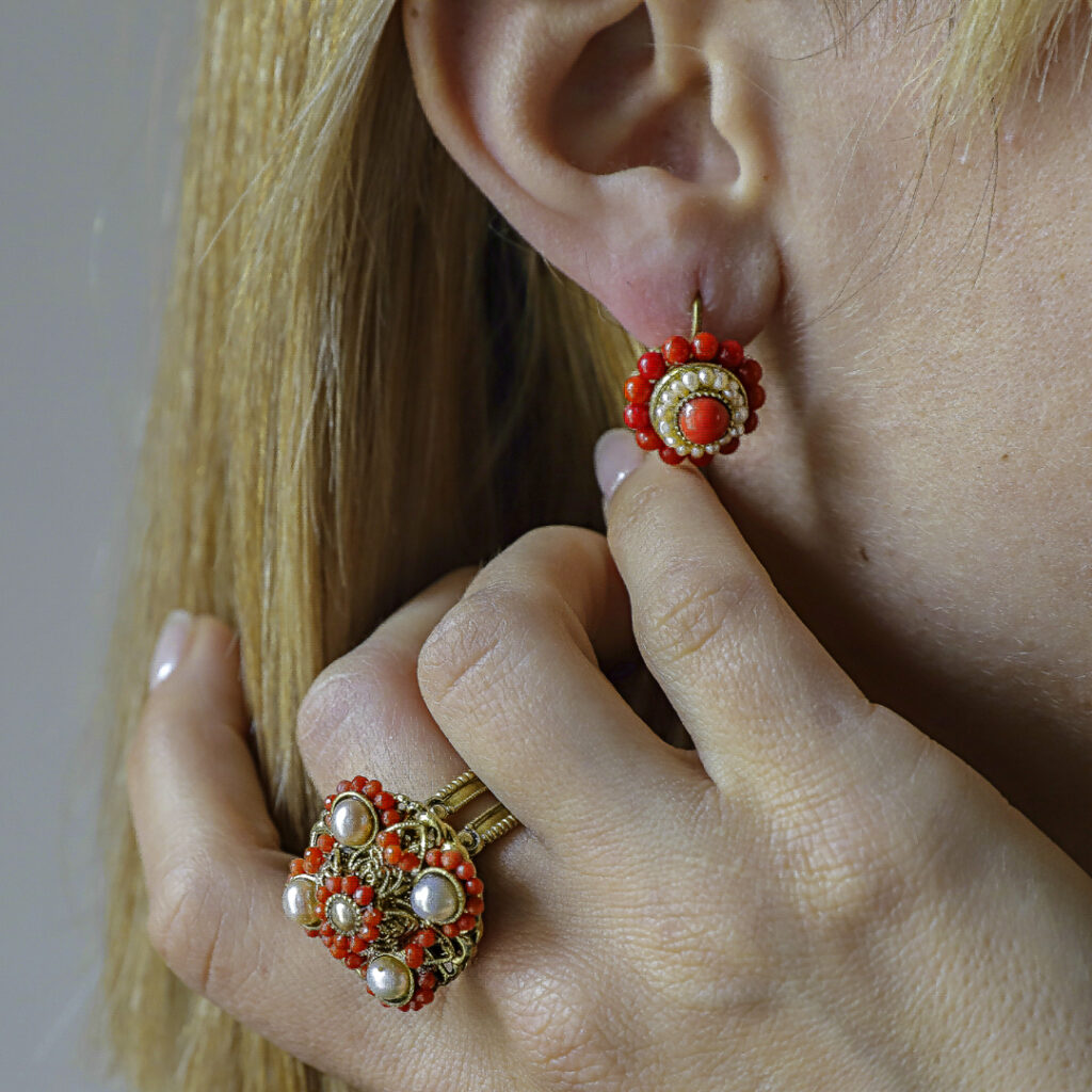 Anello Stile Borbonico con Perle di Acqua Dolce Anticate e Corallo Rosso