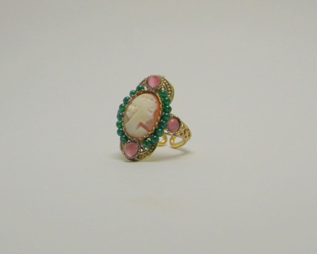 Anello artigianale "Splendore di corte" con cammeo e avventura
