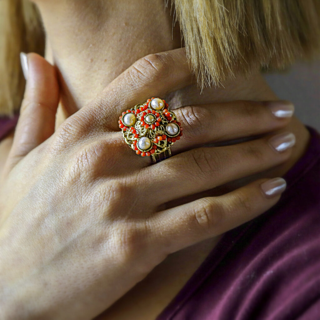 Anello Stile Borbonico con Perle di Acqua Dolce Anticate e Corallo Rosso